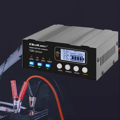 Qoltec intelligens mikroprocesszoros akkumulátortöltő 12/12,6/24 V, javítási funkcióval, AGM, GEL és LiFePO4 akkumulátorokhoz, LCD-kijelzővel